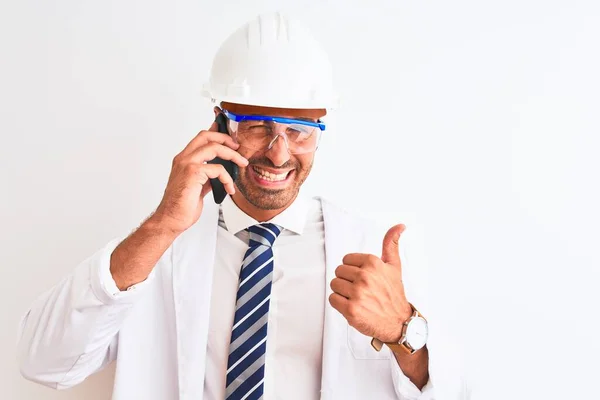 Jovem Cientista Homem Usando Capacete Segurança Chamando Usando Smartphone Sobre — Fotografia de Stock