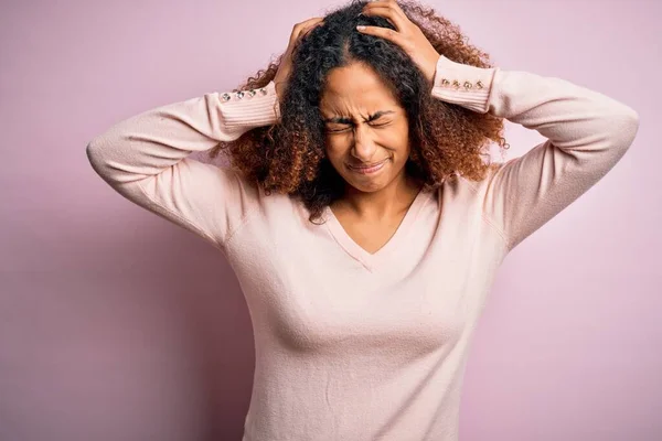 Young African American Woman Afro Hair Wearing Casual Sweater Pink — Stock Photo, Image