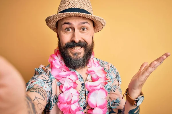Bonito Homem Careca Com Barba Tatuagem Férias Usando Chapéu Verão — Fotografia de Stock