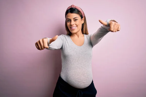 Jonge Mooie Brunette Vrouw Zwanger Verwacht Baby Geïsoleerde Roze Achtergrond — Stockfoto