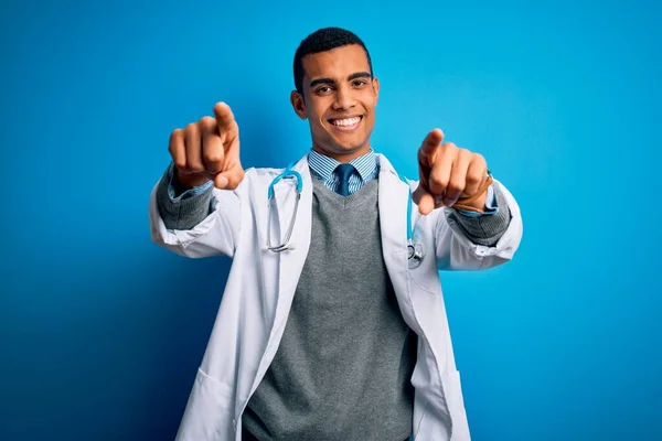 英俊的非洲裔美国医生 身穿外套和听诊器 身披蓝色背景 手指指向你和相机 面带微笑 面带微笑 面带微笑 — 图库照片