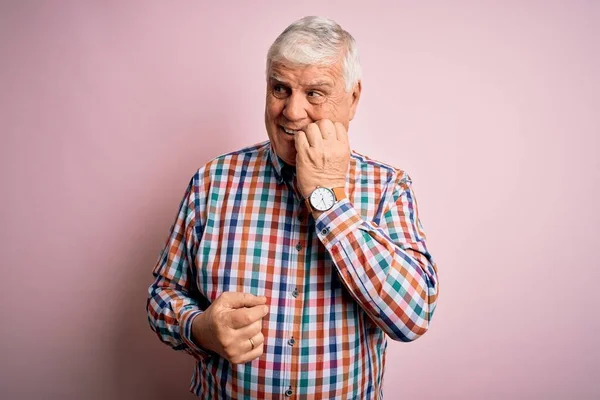 Starší Pohledný Chraptivý Muž Neformální Barevné Košili Přes Izolované Růžové — Stock fotografie