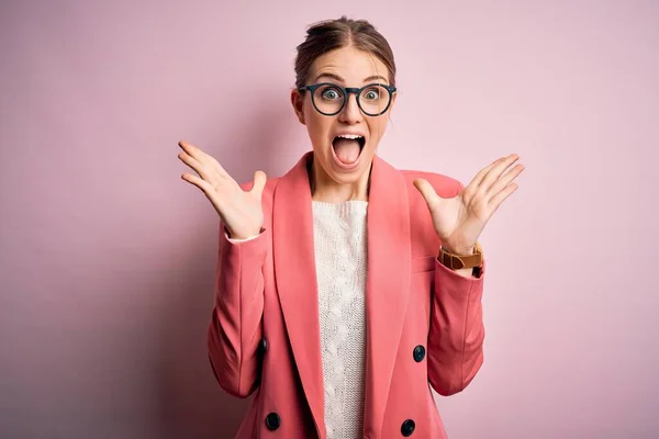 Młoda Piękna Ruda Kobieta Ubrana Kurtkę Okulary Odizolowanym Różowym Tle — Zdjęcie stockowe