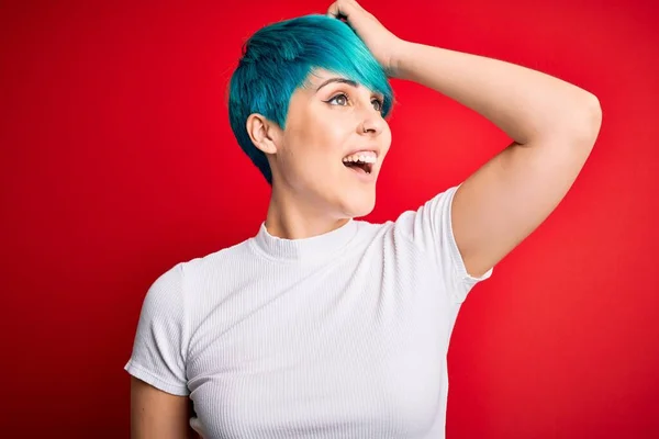 Mavi Saçlı Genç Bir Kadın Kırmızı Arka Planda Rahat Bir — Stok fotoğraf