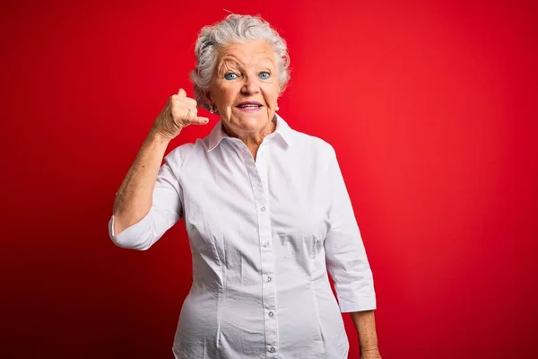 Senior Hermosa Mujer Con Camisa Elegante Pie Sobre Fondo Rojo —  Fotos de Stock