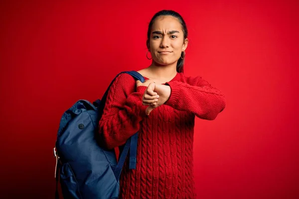 Ung Asiatisk Student Kvinna Bär Ryggsäck Stående Över Isolerad Röd — Stockfoto