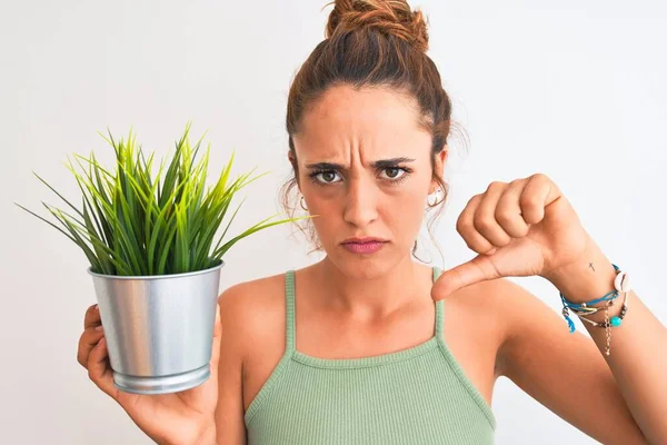 Junge Rothaarige Frau Hält Pflanzenkübel Über Isoliertem Hintergrund Mit Wütendem — Stockfoto