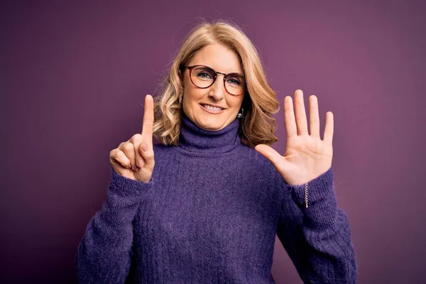 Mulher Loira Bonita Meia Idade Vestindo Camisola Gola Alta Roxa — Fotografia de Stock