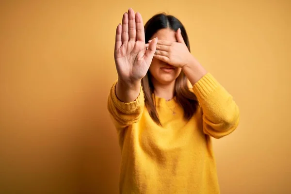 Jonge Mooie Vrouw Draagt Casual Trui Gele Geïsoleerde Achtergrond Bedekken — Stockfoto