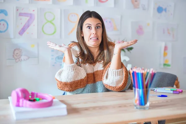 Jovem Bela Professora Mulher Vestindo Suéter Óculos Sentados Mesa Jardim — Fotografia de Stock