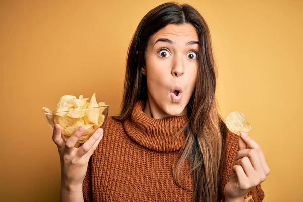 Young Beautiful Girl Holding Bowl Chips Potatoes Standing Yellow Background — Stock Photo, Image