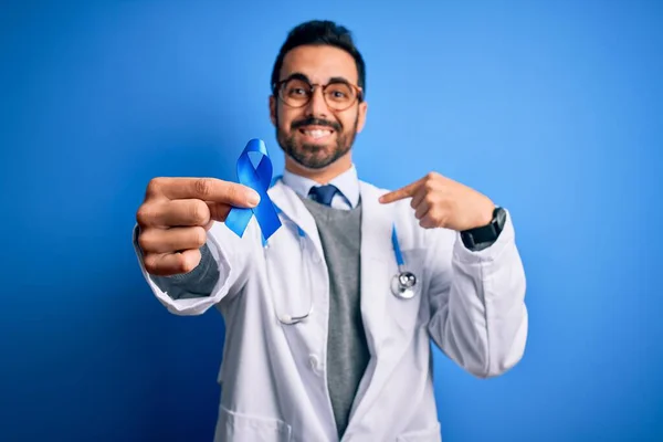 Homem Médico Bonito Jovem Com Barba Vestindo Estetoscópio Segurando Fita — Fotografia de Stock