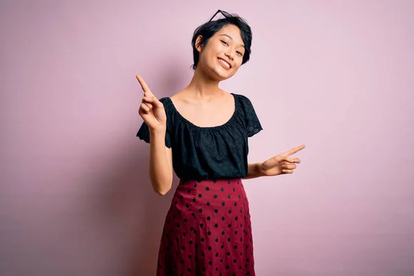 Ung Vacker Asiatisk Flicka Bär Casual Klänning Stående Över Isolerade — Stockfoto