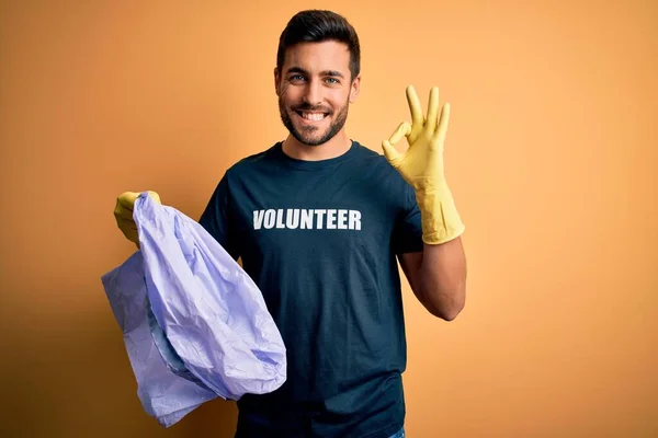 Young Handsome Volunteer Man Beard Cleaning Junk Using Bag Yellow — Stock Photo, Image