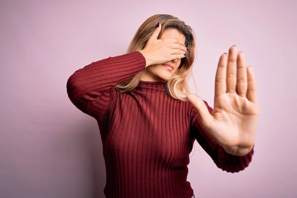 Jonge Mooie Blonde Vrouw Dragen Casual Trui Geïsoleerde Roze Achtergrond — Stockfoto