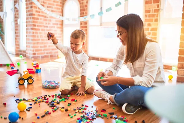 Schöne Lehrerin Und Kleinkind Spielen Kindergarten Mit Bauklötzen Jede Menge — Stockfoto