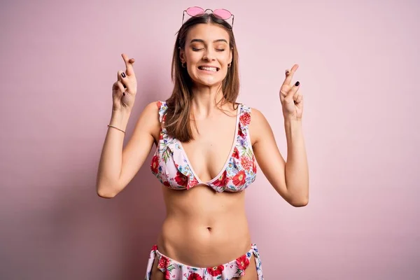 Młoda Piękna Kobieta Wakacjach Bikini Okularach Przeciwsłonecznych Różowym Tle Gestykulujący — Zdjęcie stockowe