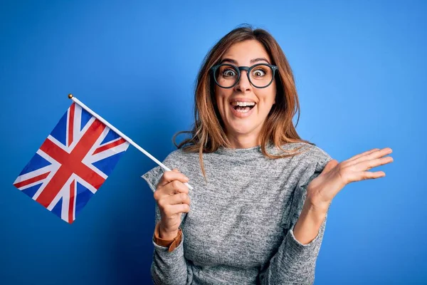 Jonge Mooie Brunette Patriottische Vrouw Met Verenigde Koninkrijk Vlag Brexit — Stockfoto