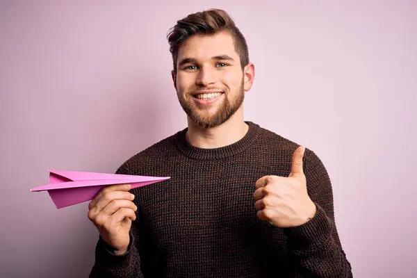 Joven Hombre Rubio Con Barba Ojos Azules Sosteniendo Avión Papel —  Fotos de Stock