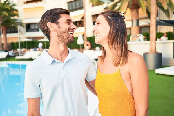 Joven Hermosa Pareja Vacaciones Sonriendo Feliz Confiado Pie Con Sonrisa — Foto de Stock