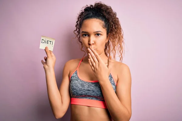 Hermosa Deportista Con Pelo Rizado Haciendo Deporte Usando Ropa Deportiva — Foto de Stock