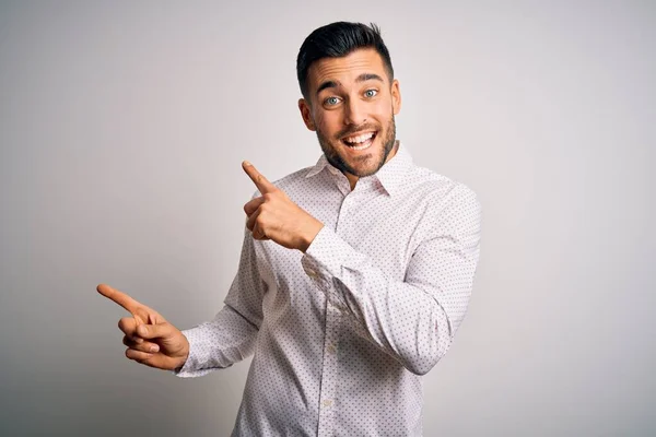 Joven Hombre Guapo Con Camisa Elegante Pie Sobre Fondo Blanco — Foto de Stock