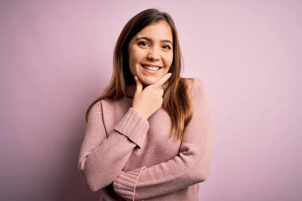 Piękna Młoda Kobieta Ubrana Sweter Golfem Różowym Tle Wyglądająca Pewnie — Zdjęcie stockowe