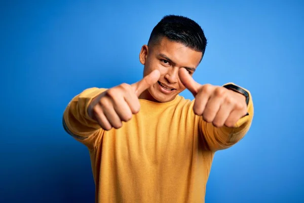 Jonge Knappe Latijn Man Draagt Gele Casual Trui Geïsoleerde Blauwe — Stockfoto