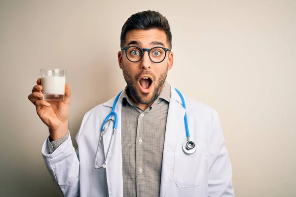 Giovane Medico Che Indossa Stetoscopio Con Bicchiere Latte Sfondo Isolato — Foto Stock