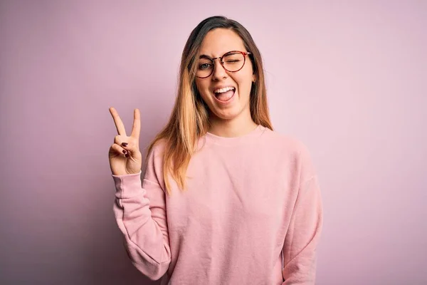 Mooie Blonde Vrouw Met Blauwe Ogen Dragen Trui Bril Roze — Stockfoto