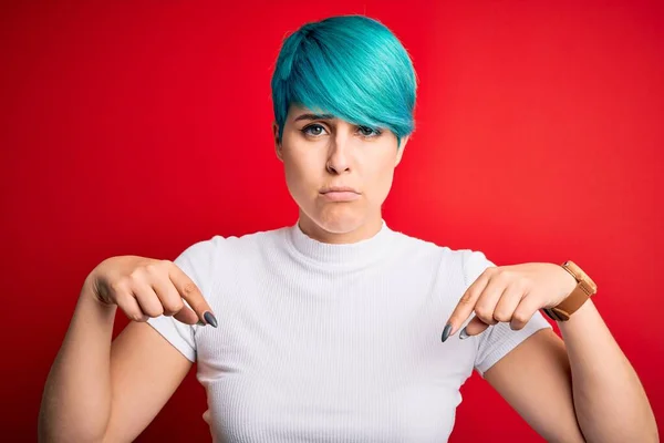 Jovem Mulher Bonita Com Cabelo Azul Moda Vestindo Shirt Casual — Fotografia de Stock