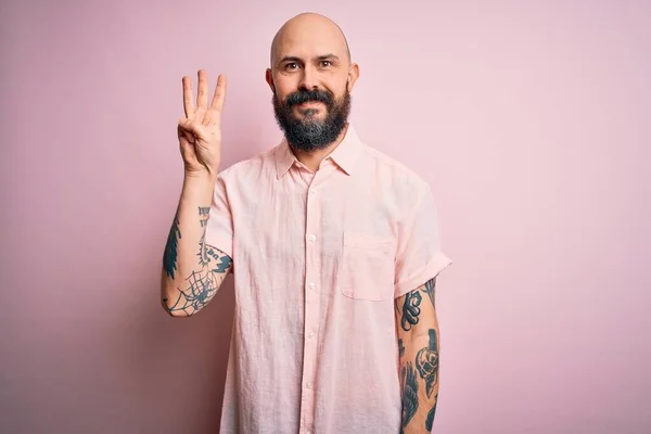 Hombre Calvo Guapo Con Barba Tatuaje Con Camisa Casual Sobre — Foto de Stock