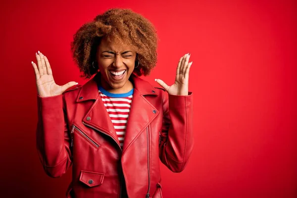 Mladá Krásná Afroamerická Afro Žena Kudrnatými Vlasy Sobě Ležérní Červené — Stock fotografie