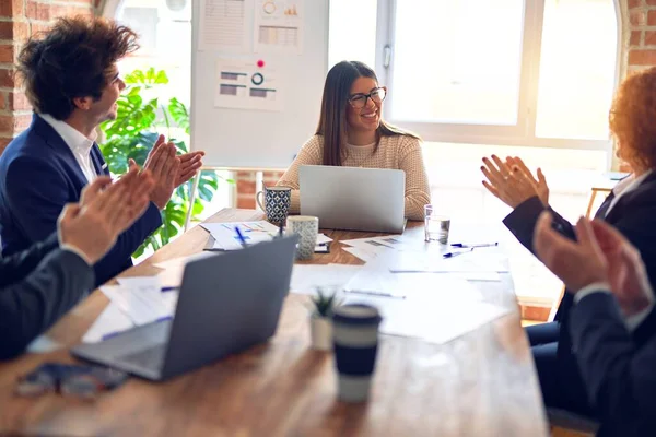 Gruppo Imprenditori Sorridenti Felici Fiduciosi Una Riunione Lavorare Insieme Guardando — Foto Stock