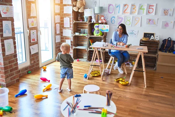 Junges Kaukasisches Kind Das Der Schule Mit Dem Lehrer Spielt — Stockfoto