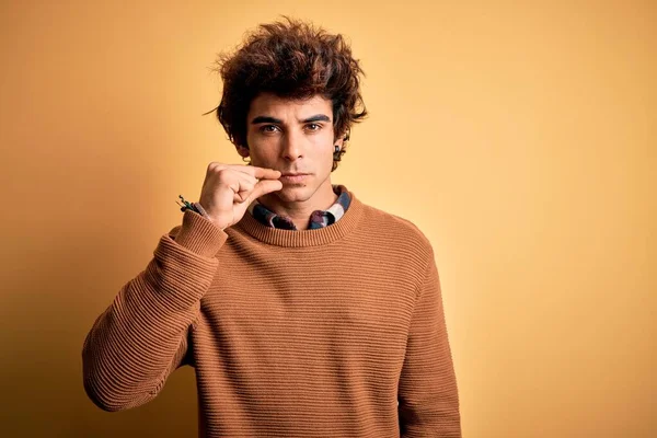 Young Handsome Man Wearing Casual Shirt Sweater Isolated Yellow Background — Stock Photo, Image