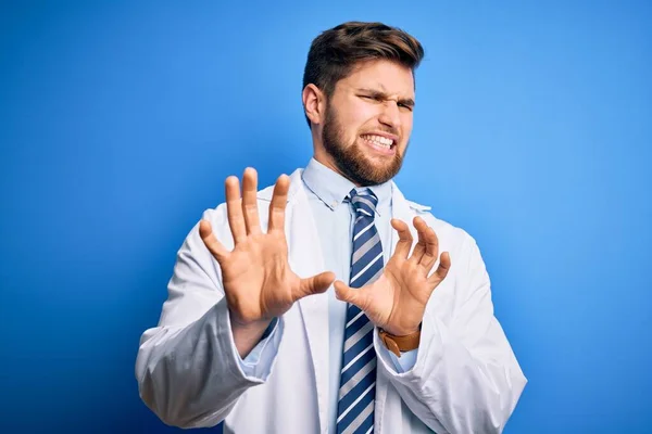 Joven Terapeuta Rubio Hombre Con Barba Ojos Azules Usando Abrigo —  Fotos de Stock