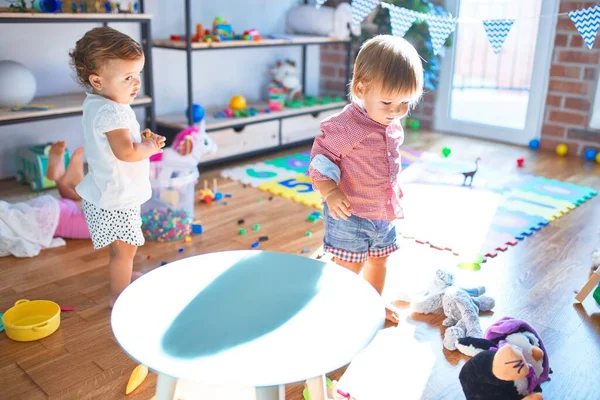 Adoráveis Crianças Brincando Torno Muitos Brinquedos Jardim Infância — Fotografia de Stock