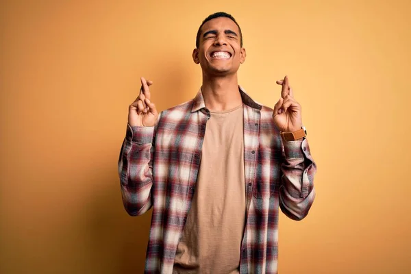 Jonge Knappe Afro Amerikaanse Man Met Casual Shirt Gele Achtergrond — Stockfoto