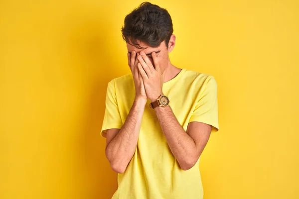 Teenager Αγόρι Φορώντας Κίτρινο Shirt Πάνω Από Απομονωμένο Φόντο Θλιβερή — Φωτογραφία Αρχείου