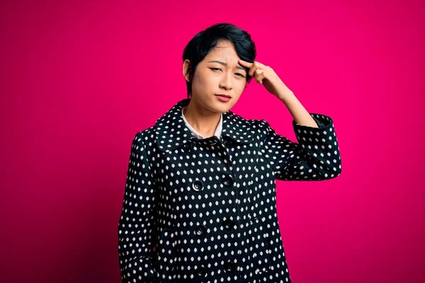 Jovem Bela Menina Asiática Vestindo Jaqueta Casual Sobre Fundo Rosa — Fotografia de Stock