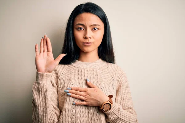 아름답고 아름다운 위에서 가볍게 스웨터를 가슴에 손바닥을 서약을 — 스톡 사진