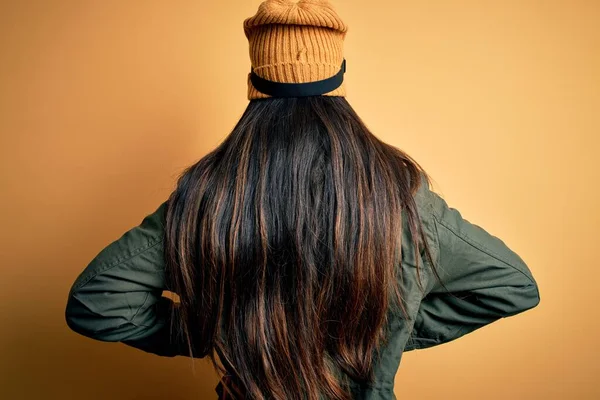 Joven Mujer Hispana Hermosa Usando Gafas Esquí Abrigo Para Clima — Foto de Stock