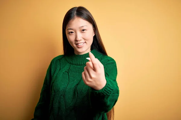 Giovane Bella Donna Asiatica Indossa Verde Maglione Invernale Sfondo Giallo — Foto Stock