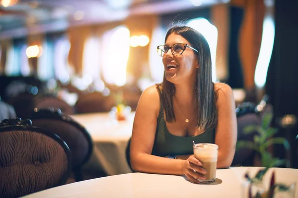 Jovem Mulher Bonita Sorrindo Feliz Confiante Sentado Com Sorriso Rosto — Fotografia de Stock