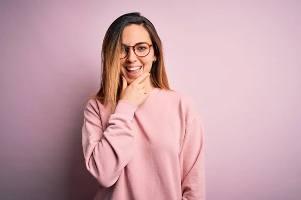 Mooie Blonde Vrouw Met Blauwe Ogen Dragen Trui Bril Roze — Stockfoto