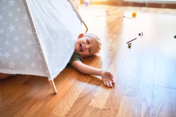 Anak Muda Kaukasia Bermain Taman Kanak Kanak Dalam Teepee Anak — Stok Foto