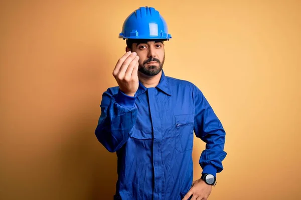 Mechanische Man Met Baard Blauw Uniform Veiligheidshelm Gele Achtergrond Italiaans — Stockfoto