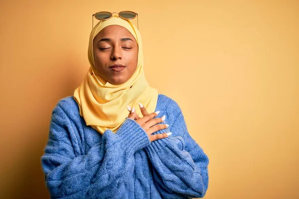 Junge Afroamerikanische Studentin Mit Gelbem Muslimischen Hijab Und Sonnenbrille Lächelnd — Stockfoto