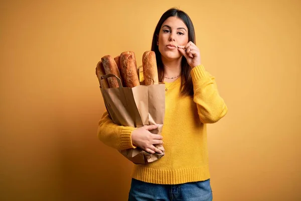 Jonge Mooie Vrouw Met Een Zak Vers Gezond Brood Gele — Stockfoto